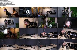 [胜景影视] 陷入魔窟的胶衣特工上集两个胶衣女特工潜入某基地盗取敌方机密文件结果其中一个被俘获女老大将胶衣女特工吊缚在空中叫其交代出同伙-丝依依