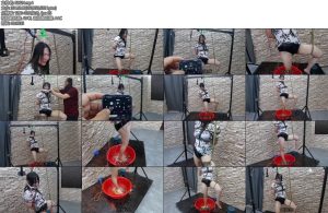 [飞天原创] 将人贩子单腿吊起来,脚底按装一个感应踩踏开关控制水笼头,头顶在按上一个行程开关控制郊狼电击y塞水刑加电刑将人贩子折磨至死看她老实不老实-丝依依