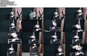 [飞天原创] 雅思看到铁马好奇地坐上去刚座上去就被吊了起来-丝依依