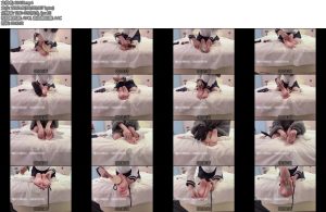 [喵仆小柿] 美女穿着白丝被自己的闺蜜挠脚心各种各样的工具美女非常怕痒-丝依依