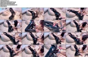 [MuMuzi] 蛋蛋塞入双震GC赤脚裸足皮革全身服眼神挑衅呻吟无敌爽大长腿模特可可皮革全身服筋膜枪蛋蛋塞入呻吟娇喘强高-丝依依