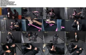 [一绳有你] 装入睡袋里的女孩女孩办公室蒙面大汉手拿扳手劫持五花紧缚蒙眼扛到地牢桌上驷马打屁股打脚心挠脚心装入睡袋迷晕摆弄-丝依依