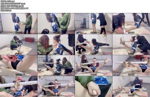 [媚娘原创] 来自哥哥的灵感水儿和媚娘把书瑶直臂捆绑戴上直臂单手套有用绳子固定在背后的升降杆上双腿打开接近于一字马脚踝绳子固定在棍子上将棍子吊起最后书瑶保持这个痛苦的姿势-丝依依