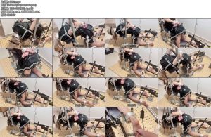 [夜之城] 双手反剪乳胶jk伪娘被刑架固定炮机在后面疯狂输出各种液体流了一地还被挠了脚伪娘-丝依依